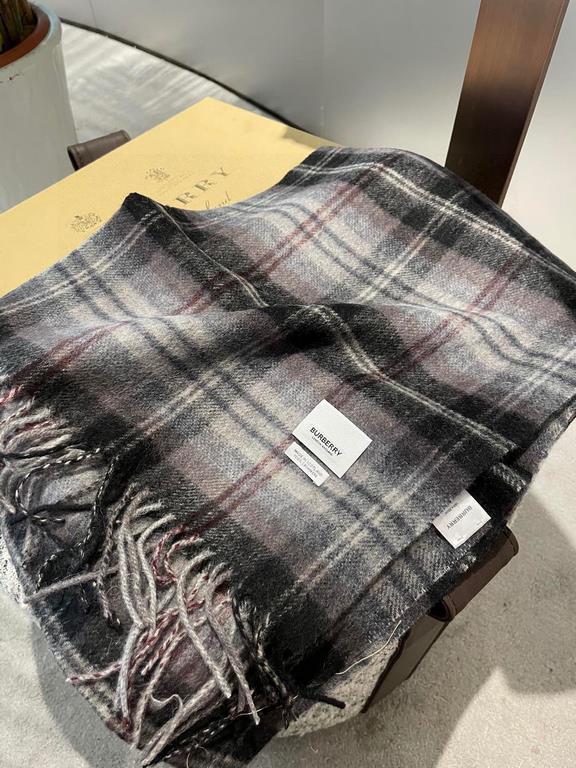 [Burberry medium check] sold a hundred years of style   not to repeat how much it is loved by people all over the world   almost all the sellers of scarves are doing this style of course, the quality is uneven    our fam