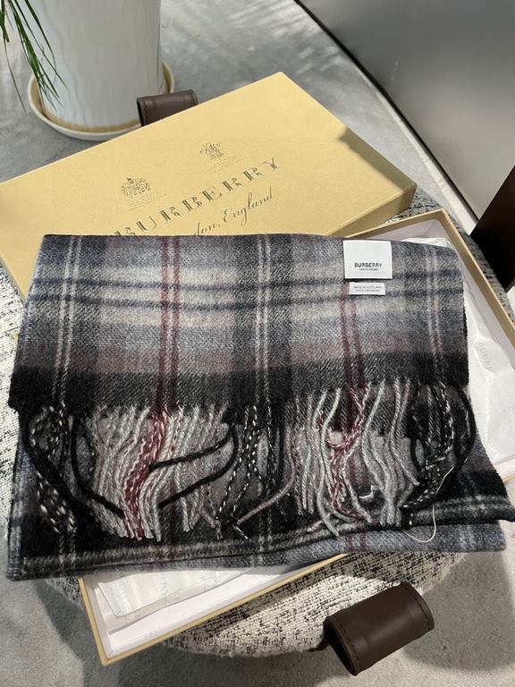 [Burberry medium check] sold a hundred years of style   not to repeat how much it is loved by people all over the world   almost all the sellers of scarves are doing this style of course, the quality is uneven    our fam