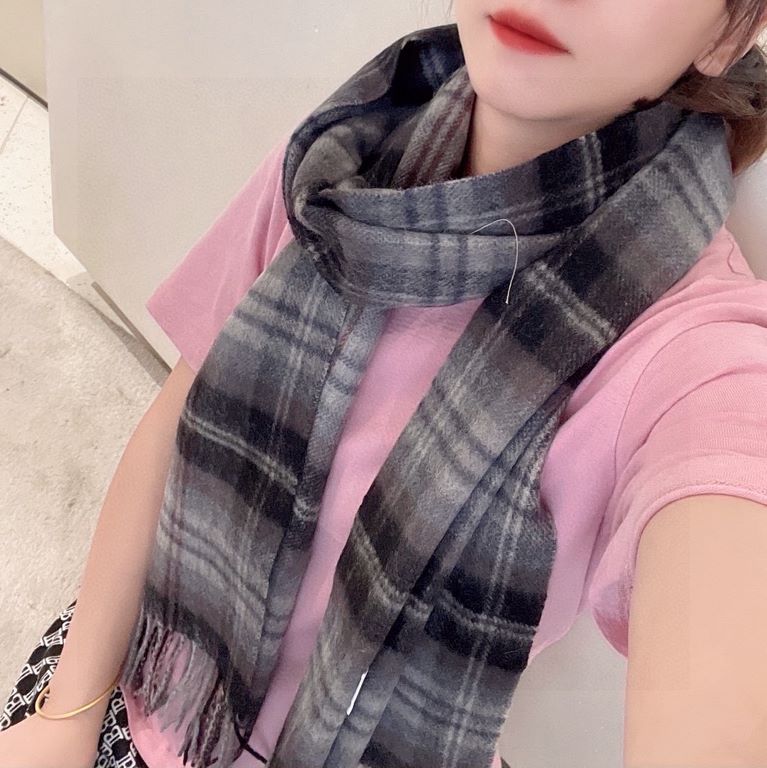 [Burberry medium check] sold a hundred years of style   not to repeat how much it is loved by people all over the world   almost all the sellers of scarves are doing this style of course, the quality is uneven    our fam