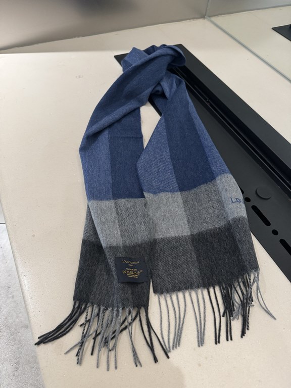 L V [Men's and Women's Scarves] Rage to keep it for yourself, a rare high-end men's style! Family benefits! Burberry very positive men's scarf ~ fabric big love, very soft and delicate comfortable, light water ripple! At