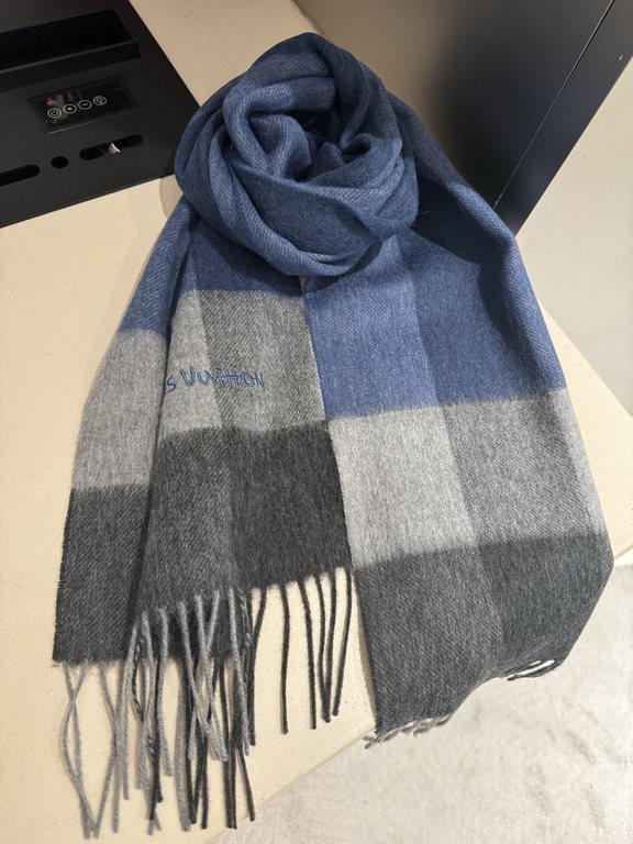 L V [Men's and Women's Scarves] Rage to keep it for yourself, a rare high-end men's style! Family benefits! Burberry very positive men's scarf ~ fabric big love, very soft and delicate comfortable, light water ripple! At