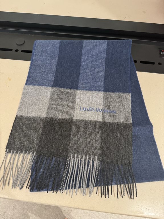 L V [Men's and Women's Scarves] Rage to keep it for yourself, a rare high-end men's style! Family benefits! Burberry very positive men's scarf ~ fabric big love, very soft and delicate comfortable, light water ripple! At