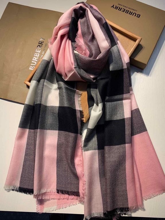 Bu. Boberly's most classic plaid model ~ grain clear fabric is excellent Nepalese cashmere raw materials. The touch is soft and delicate like a baby's skin. Scarf four sides scattered whiskers dynamic and energetic! On t