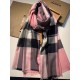 Bu. Boberly's most classic plaid model ~ grain clear fabric is excellent Nepalese cashmere raw materials. The touch is soft and delicate like a baby's skin. Scarf four sides scattered whiskers dynamic and energetic! On t