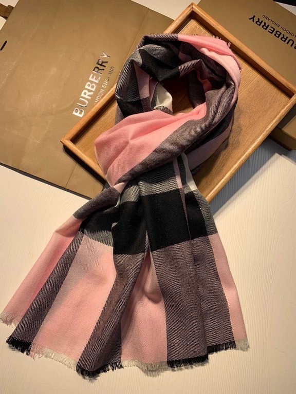 Bu. Boberly's most classic plaid model ~ grain clear fabric is excellent Nepalese cashmere raw materials. The touch is soft and delicate like a baby's skin. Scarf four sides scattered whiskers dynamic and energetic! On t