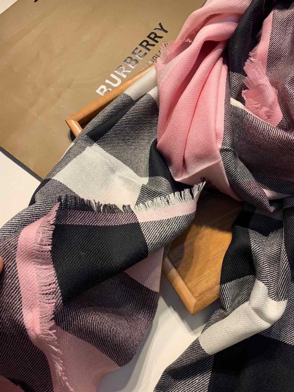 Bu. Boberly's most classic plaid model ~ grain clear fabric is excellent Nepalese cashmere raw materials. The touch is soft and delicate like a baby's skin. Scarf four sides scattered whiskers dynamic and energetic! On t