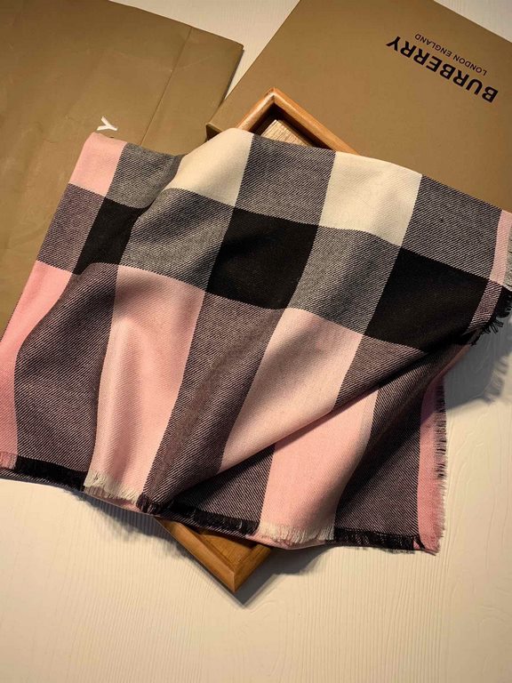 Bu. Boberly's most classic plaid model ~ grain clear fabric is excellent Nepalese cashmere raw materials. The touch is soft and delicate like a baby's skin. Scarf four sides scattered whiskers dynamic and energetic! On t