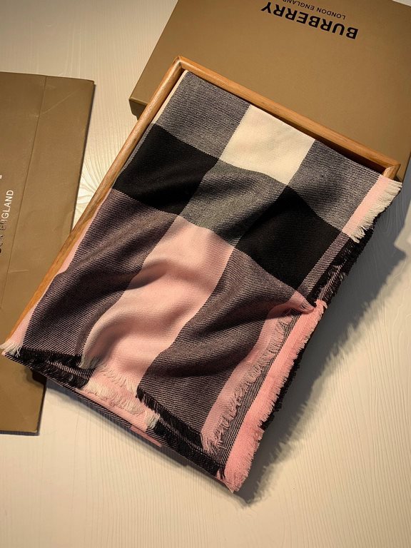 Bu. Boberly's most classic plaid model ~ grain clear fabric is excellent Nepalese cashmere raw materials. The touch is soft and delicate like a baby's skin. Scarf four sides scattered whiskers dynamic and energetic! On t