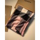 Bu. Boberly's most classic plaid model ~ grain clear fabric is excellent Nepalese cashmere raw materials. The touch is soft and delicate like a baby's skin. Scarf four sides scattered whiskers dynamic and energetic! On t