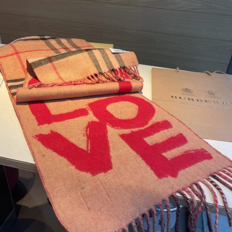 Burberry - Burberry's latest models of reversible scarves   one side of the plain LOVE, one side of the classic plaid   very stylish design! 180  30cm, is a charming embodiment of elegant art! Scarf style men and women u