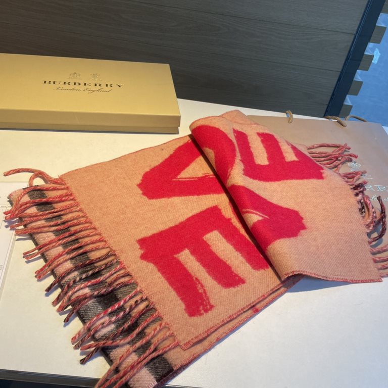 Burberry - Burberry's latest models of reversible scarves   one side of the plain LOVE, one side of the classic plaid   very stylish design! 180  30cm, is a charming embodiment of elegant art! Scarf style men and women u