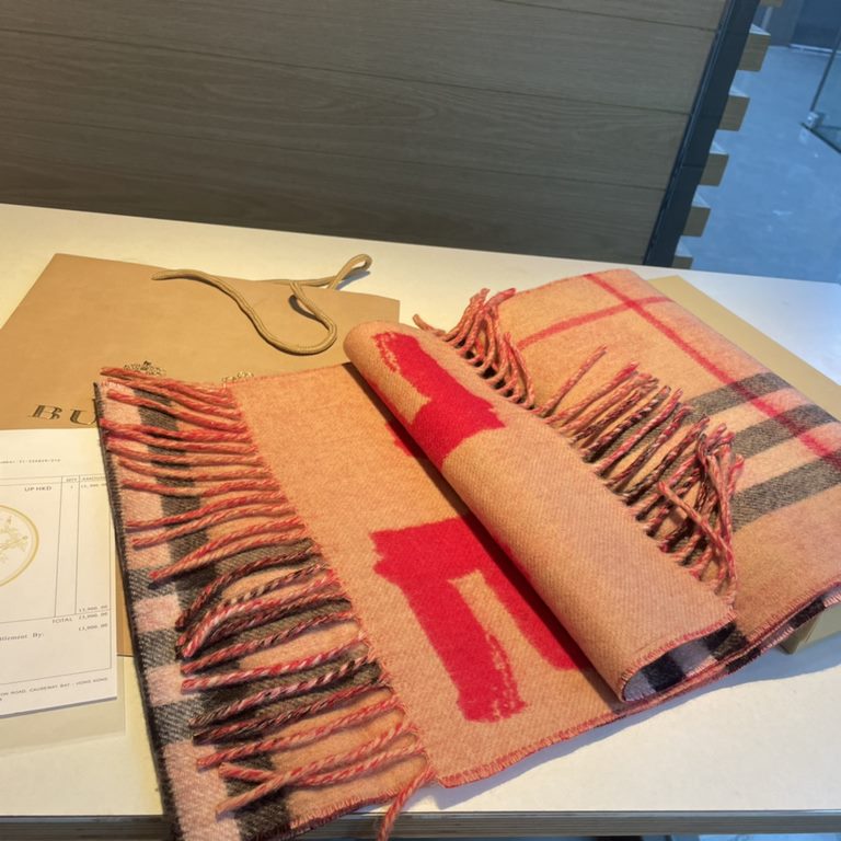 Burberry - Burberry's latest models of reversible scarves   one side of the plain LOVE, one side of the classic plaid   very stylish design! 180  30cm, is a charming embodiment of elegant art! Scarf style men and women u