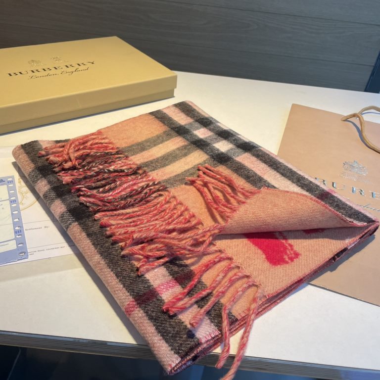 Burberry - Burberry's latest models of reversible scarves   one side of the plain LOVE, one side of the classic plaid   very stylish design! 180  30cm, is a charming embodiment of elegant art! Scarf style men and women u