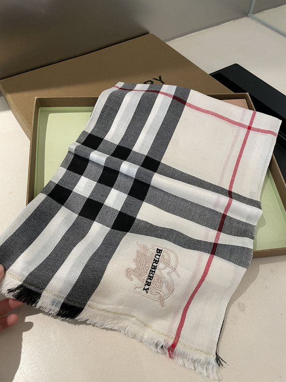 Heavyweight recommended   [top foreign single]   fire N years of the classic grid, when the trend of people have several Burberry scarves in the closet, a small scarf its role can not be underestimated, it is absolutely 