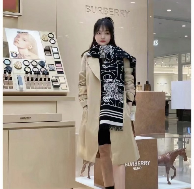 Burberry latest models   cattle full of TB series limited edition models   double-sided jacquard scarf small shawl, men and women with the same models, low-key not flashy, truly high-end boutique   produced in Scotland w