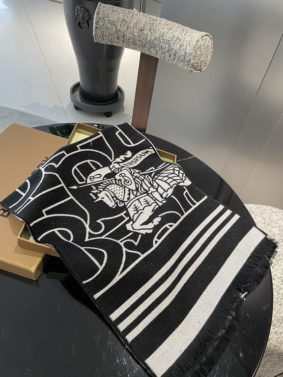 Burberry latest models   cattle full of TB series limited edition models   double-sided jacquard scarf small shawl, men and women with the same models, low-key not flashy, truly high-end boutique   produced in Scotland w