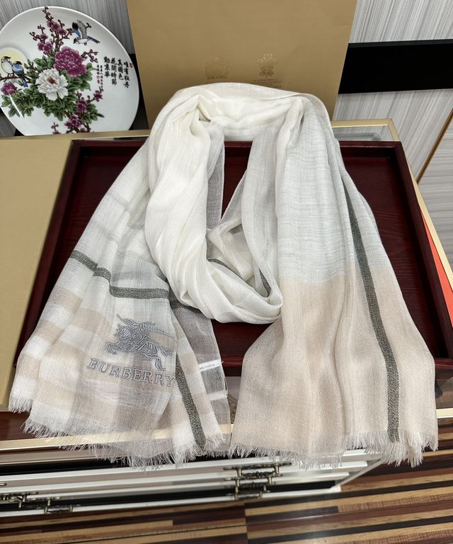 Explosive models Burberry gold silk cashmere   heavy recommended   too beautiful   hot N years of plaid, everyone likes   when the hipsters have several Ba family scarves in the closet,   a change of scarf is enough to g