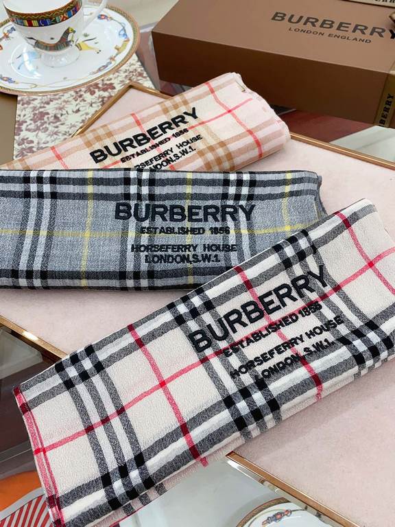 Invincible flash, full sense of detail  Burberry classic Bagge still leads the fashion trend. You've seen a lot of plaid scarves! But this one is absolutely soulful. I have been mesmerized by the fabric texture and radia