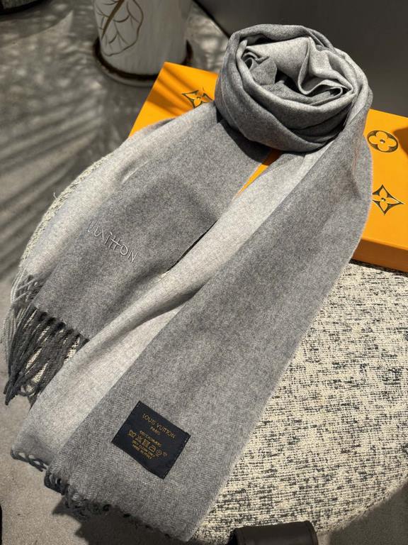 L V [Men's and Women's Scarves] Rage to keep it for yourself, a rare high-end men's style! Family benefits! Burberry very positive men's scarf ~ fabric big love, very soft and delicate comfortable, light water ripple! At