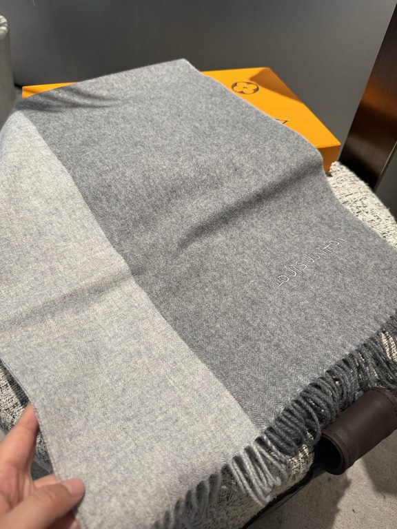 L V [Men's and Women's Scarves] Rage to keep it for yourself, a rare high-end men's style! Family benefits! Burberry very positive men's scarf ~ fabric big love, very soft and delicate comfortable, light water ripple! At