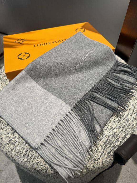 L V [Men's and Women's Scarves] Rage to keep it for yourself, a rare high-end men's style! Family benefits! Burberry very positive men's scarf ~ fabric big love, very soft and delicate comfortable, light water ripple! At