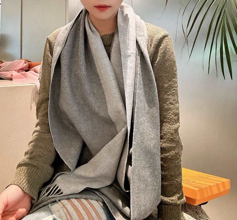 L V [Men's and Women's Scarves] Rage to keep it for yourself, a rare high-end men's style! Family benefits! Burberry very positive men's scarf ~ fabric big love, very soft and delicate comfortable, light water ripple! At