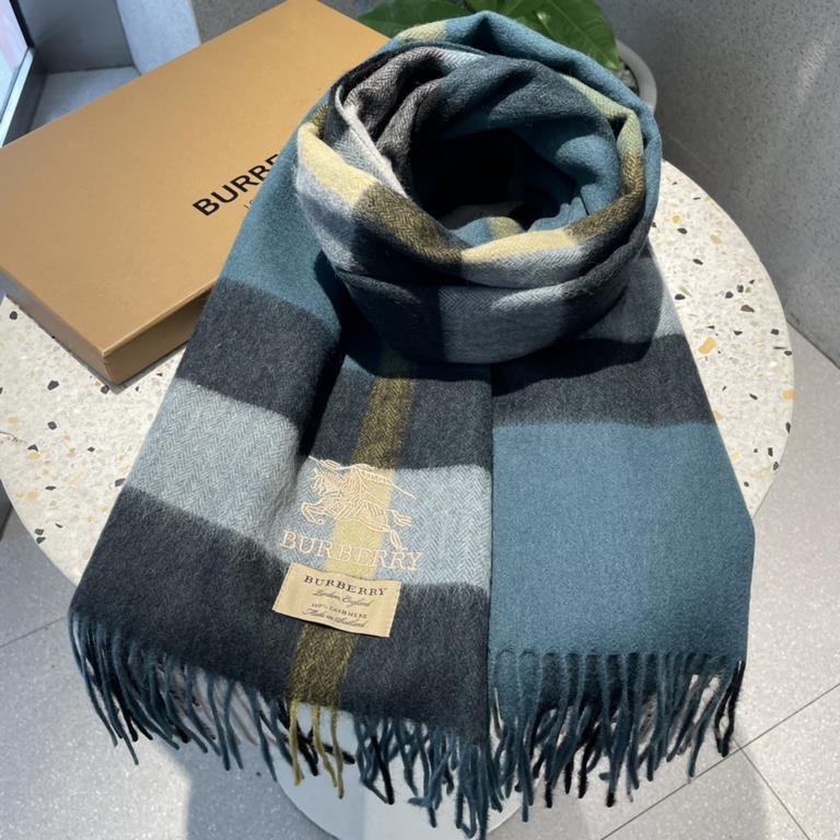 Heavyweight recommended   [top foreign single]   fire N years of the classic grid, when the trend of people have several Burberry scarves in the closet, a small scarf its role can not be underestimated, it is absolutely 