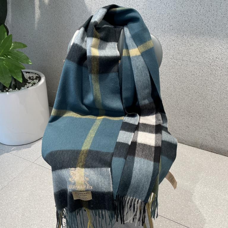 Heavyweight recommended   [top foreign single]   fire N years of the classic grid, when the trend of people have several Burberry scarves in the closet, a small scarf its role can not be underestimated, it is absolutely 