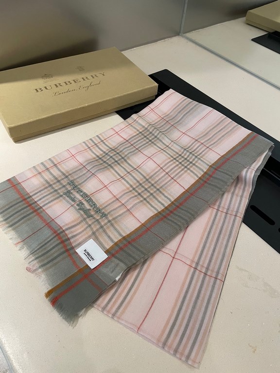 Highly recommended!!! Premium cozy chic vibe, take it if you believe me! This soft scarf from Burberry that touches the heart, inimitable color and temperament!!!! Scarf light and shadow will also have a very beautiful s