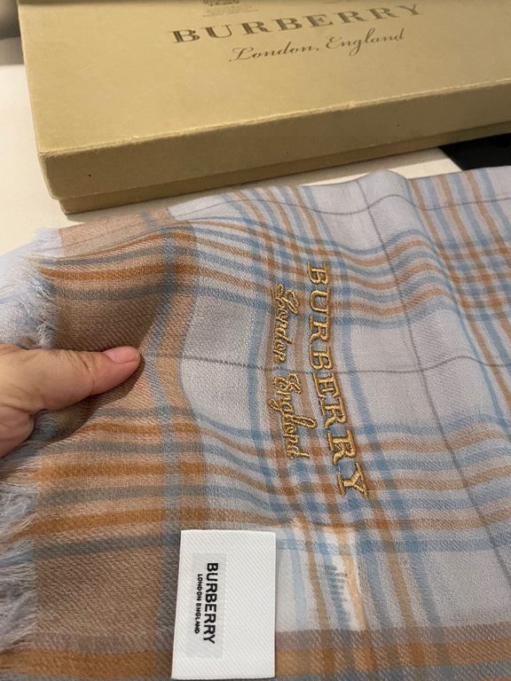 Highlighted!!! Premium cozy chic vibe, take it if you believe me! This soft scarf from Burberry that touches the heart with inimitable colors and temperament!!!! Scarf light and shadow will also have a very beautiful spe