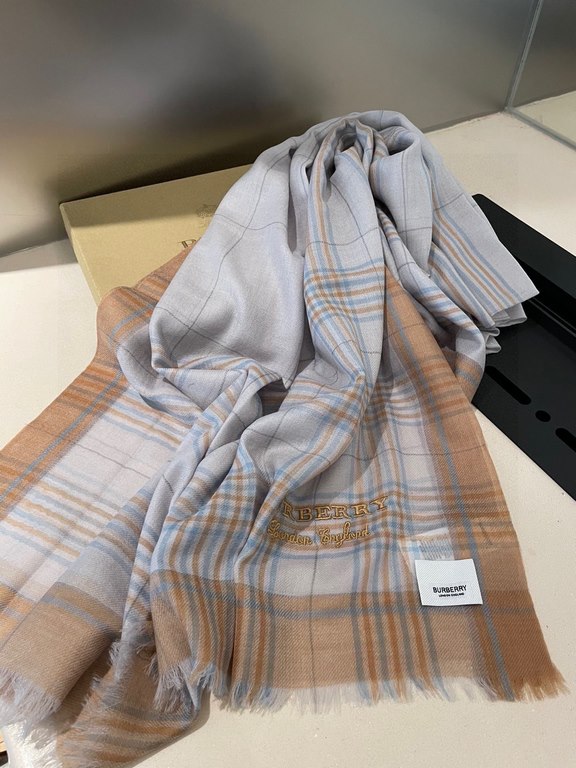 Highlighted!!! Premium cozy chic vibe, take it if you believe me! This soft scarf from Burberry that touches the heart with inimitable colors and temperament!!!! Scarf light and shadow will also have a very beautiful spe