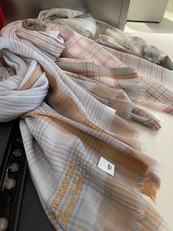 Highlighted!!! Premium cozy chic vibe, take it if you believe me! This soft scarf from Burberry that touches the heart with inimitable colors and temperament!!!! Scarf light and shadow will also have a very beautiful spe