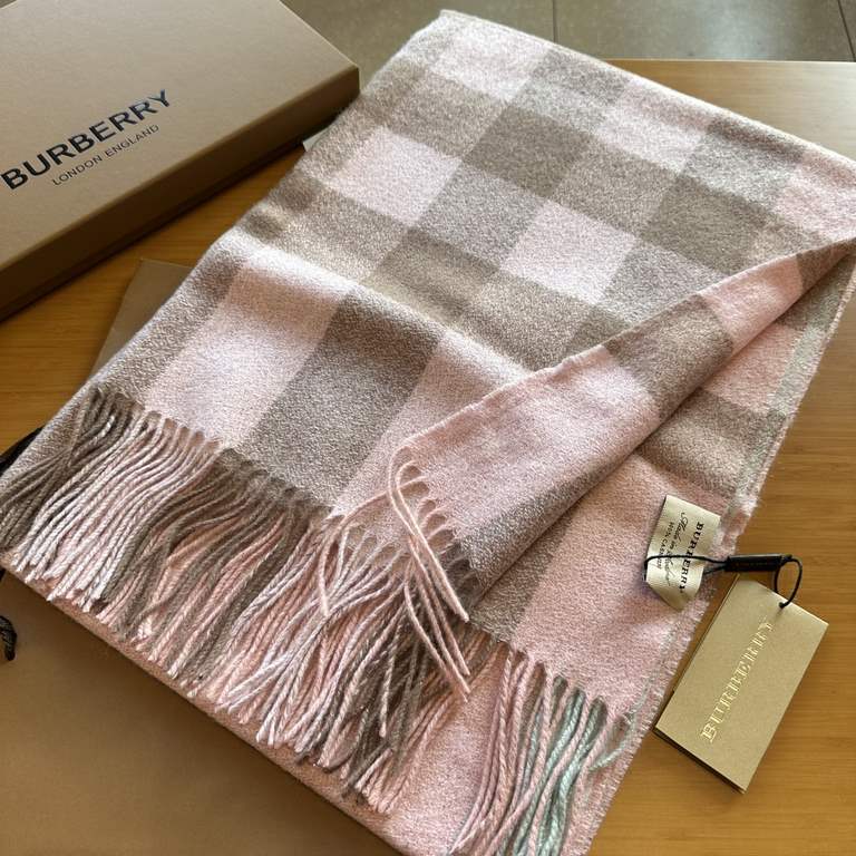 The factory received, Christmas models, the same models with the same batch of shawl models, bur counter main bling bling Christmas series,  burberry export orders from the United Kingdom, the designated domestic first-c