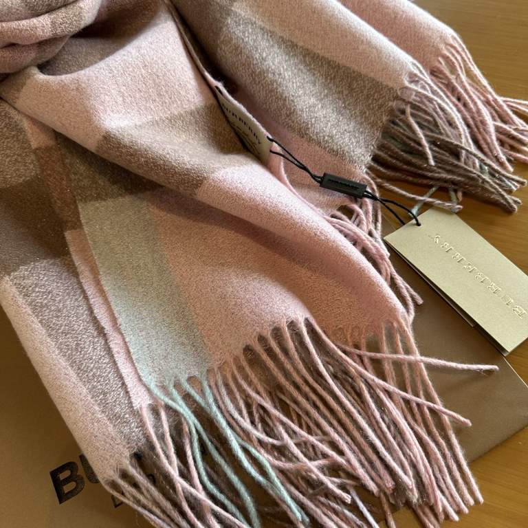 The factory received, Christmas models, the same models with the same batch of shawl models, bur counter main bling bling Christmas series,  burberry export orders from the United Kingdom, the designated domestic first-c