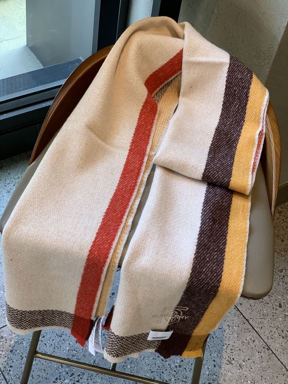 Matching tool  There is a kind of scarf is called casually scarf are fashionable  Bur fall and winter with easy to collide with a sense of seniority  Intellectual and foreign color weaving plaid scarf, color weaving proc