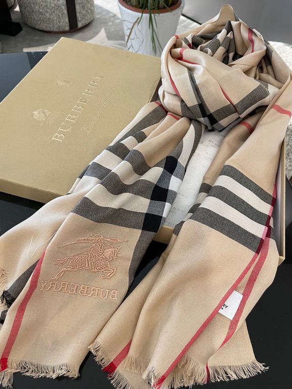 Burberry counter new   scarf shawl heavy to come. Counter inspection  burberry original single hall of fame royal newest models   counter in the sale of 16,000   manpower essential burberry single product. Each color is 