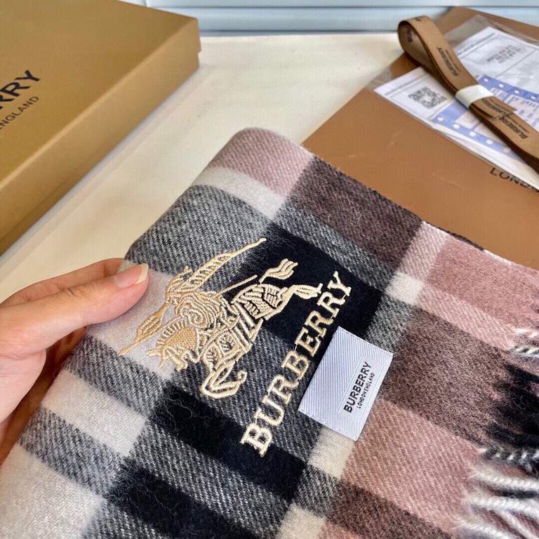 Burberry arrived the attention of the war horse embroidery standard new color all the latest official website color, the highest quality of young designers launched the latest concept, with the tonal yarn dyeing and then