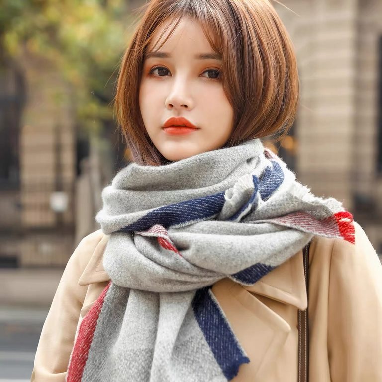 Matching tool  There is a kind of scarf is called casually scarf are fashionable  Bur fall and winter with easy to collide with a sense of seniority  Intellectual and foreign color weaving plaid scarf, color weaving proc