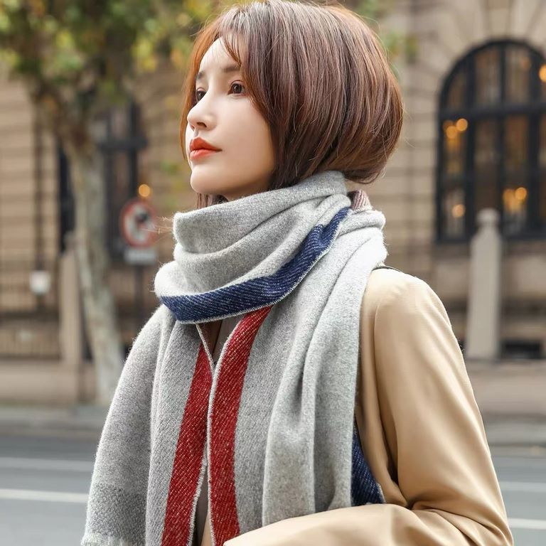 Matching tool  There is a kind of scarf is called casually scarf are fashionable  Bur fall and winter with easy to collide with a sense of seniority  Intellectual and foreign color weaving plaid scarf, color weaving proc