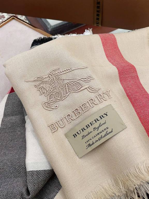 Highlight!!! Premium cozy chic temperament, trust me just take it!!! this soft scarf from Burberry that touches the heart, inimitable color and temperament!!!! Scarf light and shadow will also have a very beautiful speci