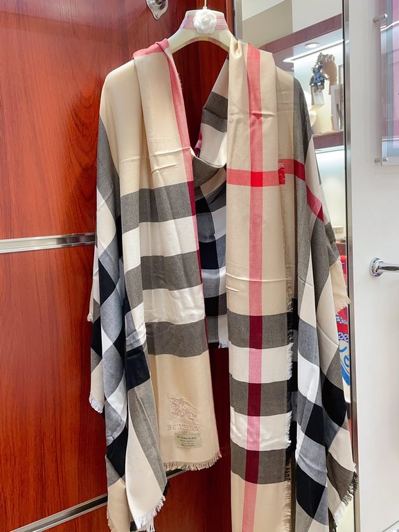 Highlight!!! Premium cozy chic temperament, trust me just take it!!! this soft scarf from Burberry that touches the heart, inimitable color and temperament!!!! Scarf light and shadow will also have a very beautiful speci