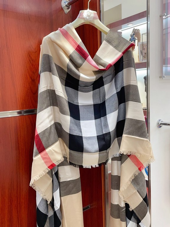 Highlight!!! Premium cozy chic temperament, trust me just take it!!! this soft scarf from Burberry that touches the heart, inimitable color and temperament!!!! Scarf light and shadow will also have a very beautiful speci