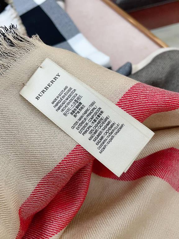 Highlight!!! Premium cozy chic temperament, trust me just take it!!! this soft scarf from Burberry that touches the heart, inimitable color and temperament!!!! Scarf light and shadow will also have a very beautiful speci