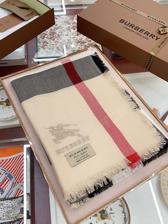 Highlight!!! Premium cozy chic temperament, trust me just take it!!! this soft scarf from Burberry that touches the heart, inimitable color and temperament!!!! Scarf light and shadow will also have a very beautiful speci