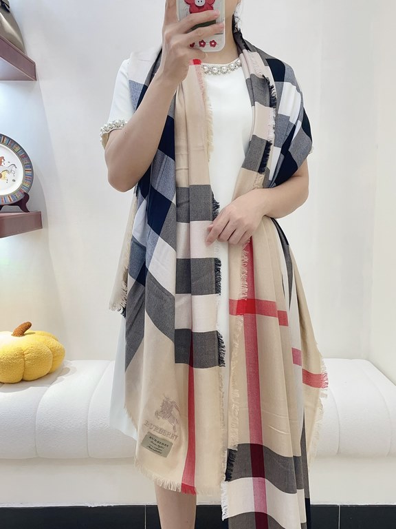 Highlight!!! Premium cozy chic temperament, trust me just take it!!! this soft scarf from Burberry that touches the heart, inimitable color and temperament!!!! Scarf light and shadow will also have a very beautiful speci