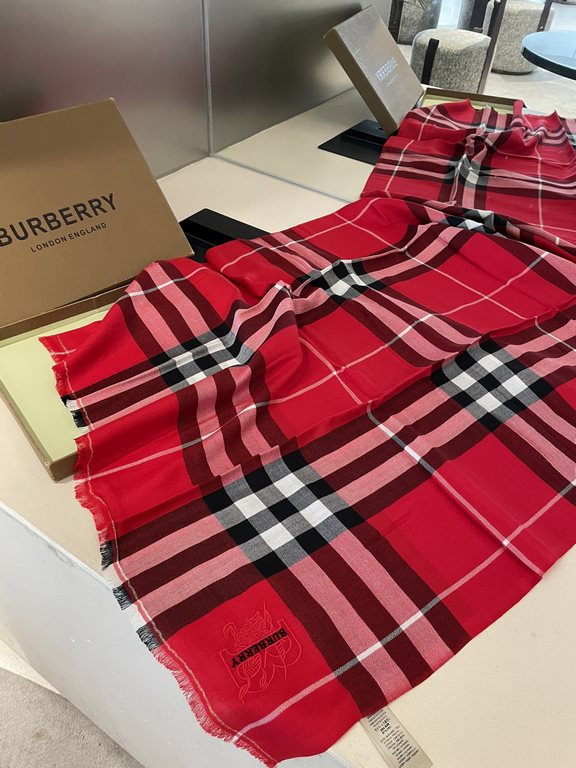 Heavyweight recommended   [top foreign single]   fire N years of the classic grid, when the trend of people have several Burberry scarves in the closet, a small scarf its role can not be underestimated, it is absolutely 