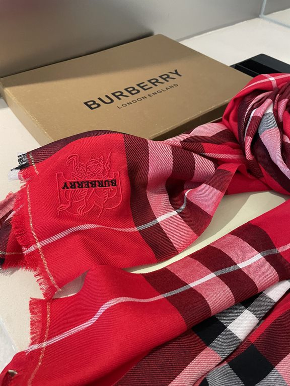 Heavyweight recommended   [top foreign single]   fire N years of the classic grid, when the trend of people have several Burberry scarves in the closet, a small scarf its role can not be underestimated, it is absolutely 