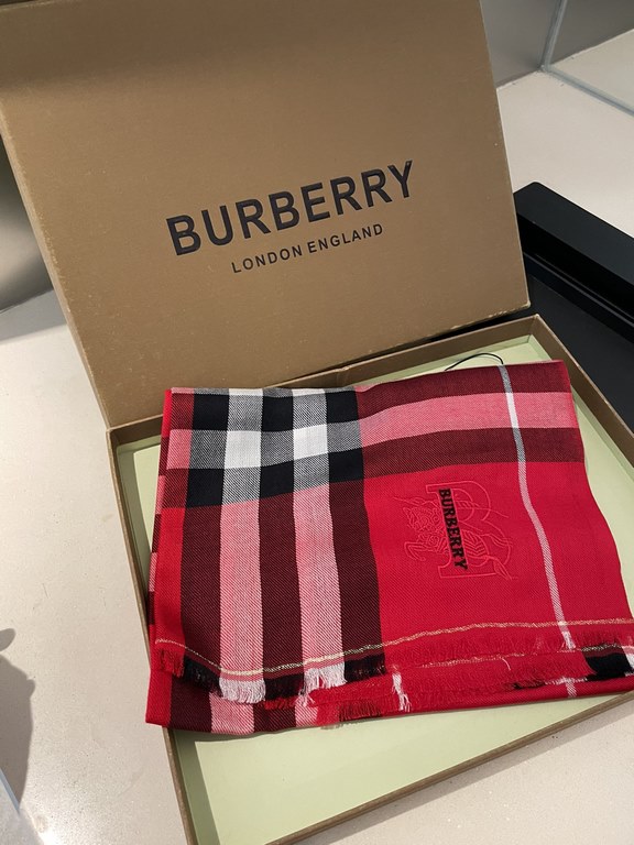 Heavyweight recommended   [top foreign single]   fire N years of the classic grid, when the trend of people have several Burberry scarves in the closet, a small scarf its role can not be underestimated, it is absolutely 