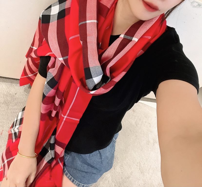 Heavyweight recommended   [top foreign single]   fire N years of the classic grid, when the trend of people have several Burberry scarves in the closet, a small scarf its role can not be underestimated, it is absolutely 