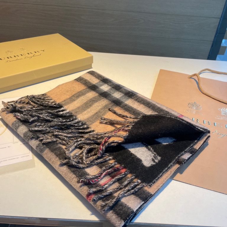 Burberry - Burberry's latest models of reversible scarves   one side of the plain LOVE, one side of the classic plaid   very stylish design! 180  30cm, is a charming embodiment of elegant art! Scarf style men and women u